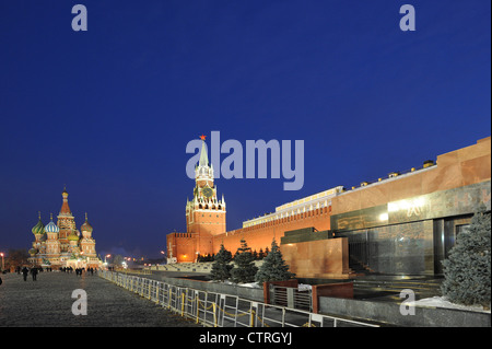 San Basilio cattedrale, il Cremlino e il mausoleo di Lenin sulla piazza rossa durante la serata a Mosca, in Russia. Foto Stock