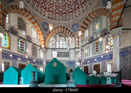 Royal cenotaphs nel mausoleo del sultano ottomano Mahmud III, Istanbul, Turchia Foto Stock