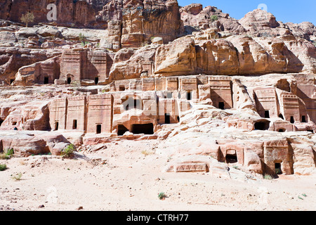 Strada di facciate in città Petra, Giordania Foto Stock