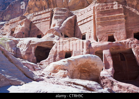 Antiche case di pietra sulla facciata Street in Petra, Giordania Foto Stock