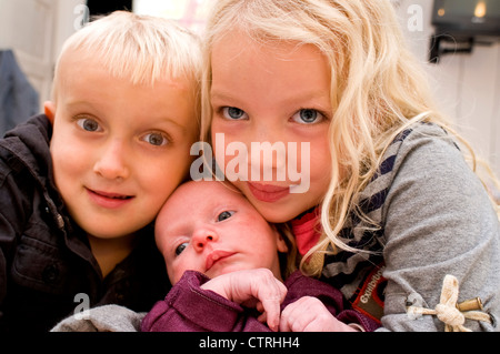 Little Boy e le sue due sorelle Foto Stock
