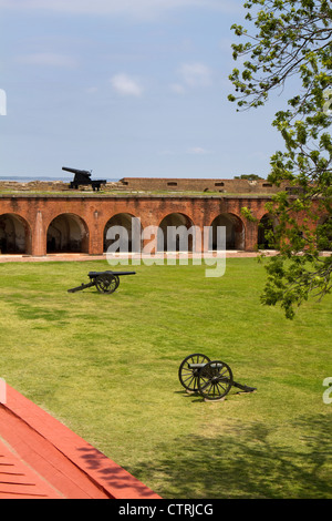 Canoni all'interno di Fort Pulaski Monumento Nazionale su Cockspur isola nel fiume Savannah, Georgia, Stati Uniti d'America. Foto Stock