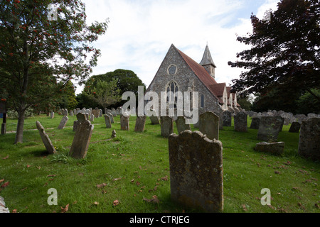 La 12C chiesa St Thomas à Becket, Warblington e lapidi del cimitero Foto Stock