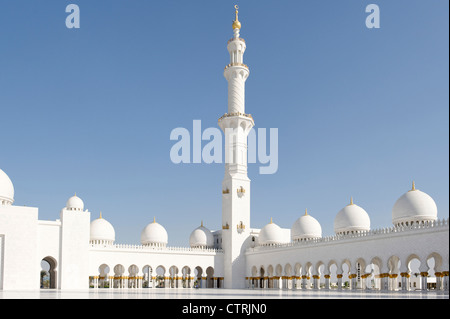 Colonnato, cortile interno, Sheikh Zayed Grande Moschea di Abu Dhabi, Emirati Arabi Uniti, Medio Oriente e Asia Foto Stock