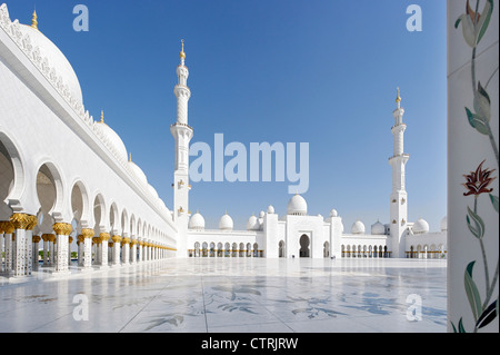 Colonnato, cortile interno, Sheikh Zayed Grande Moschea di Abu Dhabi, Emirati Arabi Uniti, Medio Oriente e Asia Foto Stock