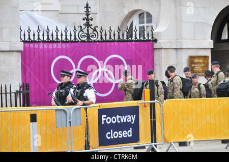 Londra 2012 Giochi Olimpici i simboli carattere tipografico anelli olimpici Horseguards soldati poliziotti armati pistole di sicurezza Foto Stock