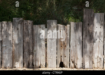 Le traverse in legno che funge da difesa del mare Foto Stock