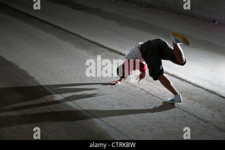 Breakdancer nel tunnel Foto Stock