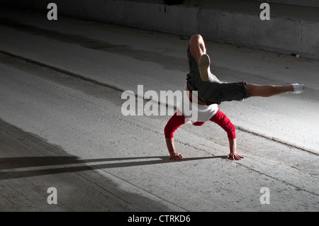 Breakdancer nel tunnel Foto Stock