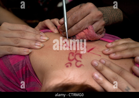 Sak Yan master, Ajahn giocattolo di Bangkok in Thailandia. Sak Yan sono i tatuaggi mistico popolare in Thailandia. Foto Stock