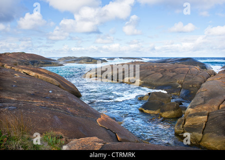 Rocce al pool di Verdi al largo della costa di William Bay National Park in Australia Occidentale Foto Stock