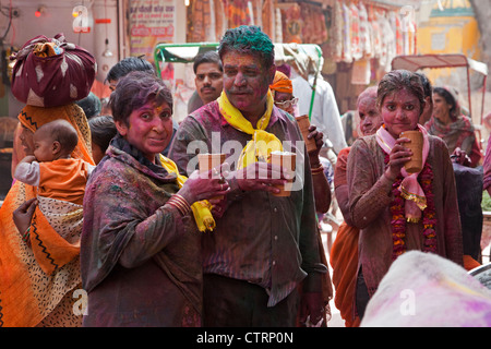 Pellegrini tinto di rosso per celebrare il Holi festival in Vrindavan, Uttar Pradesh, India Foto Stock