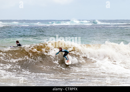 Surfisti al largo di Margaret River in Australia Occidentale. Foto Stock