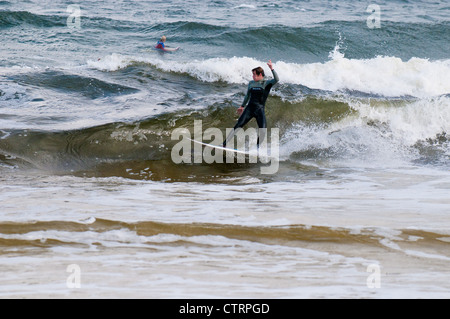 Surfisti al largo di Margaret River in Australia Occidentale. Foto Stock