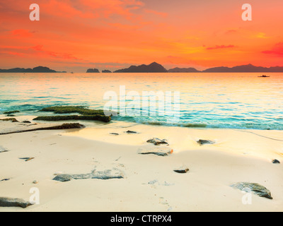 Bellissimo paesaggio marino. Pietra sul primo piano. Filippine Foto Stock