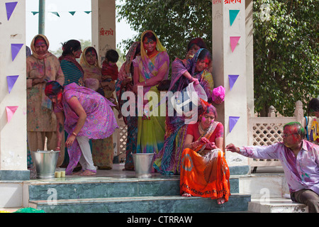 Le donne coperte di colorante colorato celebra la Holi festival, Festival di colori in Mathura, Uttar Pradesh, India Foto Stock