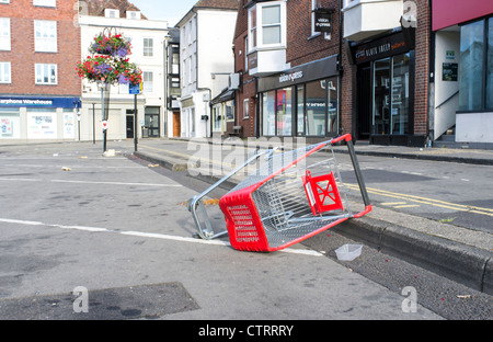 Abbandonato carrello sinistro sul suo lato in una strada del Regno Unito Foto Stock