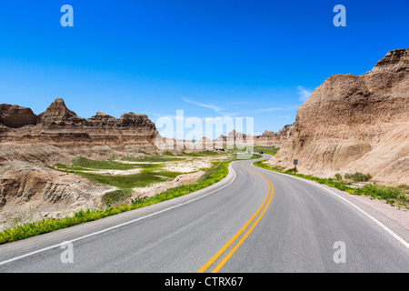 Distante auto sulla strada ad anello attraverso il Parco nazionale Badlands, Dakota del Sud, STATI UNITI D'AMERICA Foto Stock