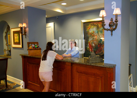 Florida,Lee County,Bonita Springs,Trianon Bonita Bay,hotel,lobby,interno,check-in alla reception prenotazione registrati,regis Foto Stock