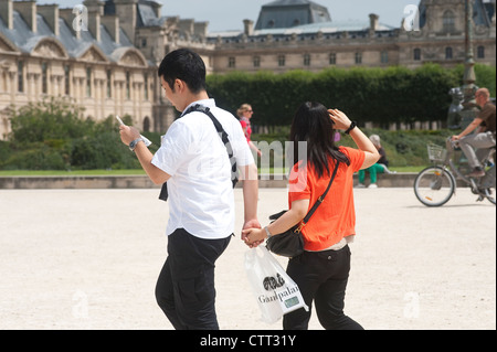 Parigi, Francia - Asian giovane mano a mano che visita la città. Foto Stock