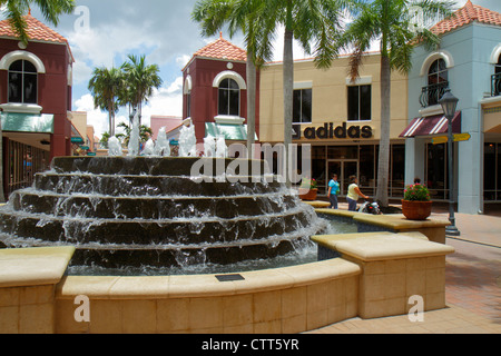 Florida Lee County,estero,Miromar Outlets,shopping shopper shopping negozi mercati di mercato di vendita di acquisto, negozi al dettaglio negozi business Foto Stock