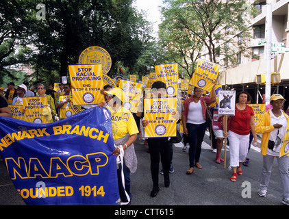 New York City Silent March protesta il profilo razziale e la legge Stop and Frek. Dimostrazione tranquilla e pacifica di persone sulla strada. NAACP. Sfilata Foto Stock
