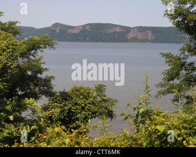 Vista del fiume Hudson e scogliere in Rockland County da Sleepy Hollow, New York, USA, luglio 13, 2012 © Katharine Andriotis Foto Stock