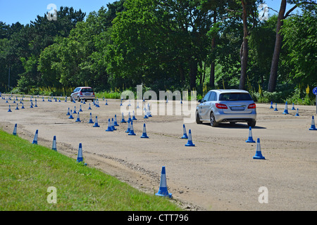 Mercedes-Benz Accademia di pilotaggio del circuito di pilotaggio, Mercedes-Benz World, Brooklands, Weybridge, Surrey, England, Regno Unito Foto Stock