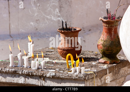 Myanmar Birmania. Candele e bruciando incenso, Shwezigon (Shwezegon) Pagoda, Nyaung Oo, vicino a Bagan. Foto Stock