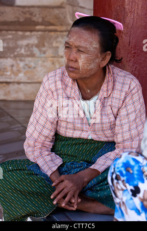 Bagan, MYANMAR Birmania. Donna che indossa Thanaka incolla come un cosmetico Crema solare sul viso. Foto Stock