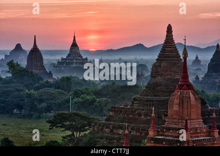 Myanmar Birmania, Bagan. Templi di Sunrise. Foto Stock