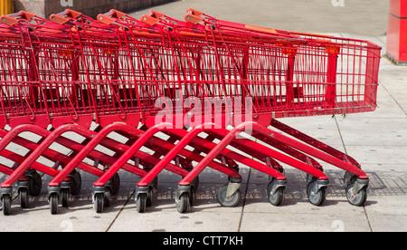 Righe di carrelli / carrelli, no marchi visibili. Foto Stock