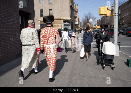 Gli Ebrei religiosi celebrano la festa di Purim nel Parco di Borough sezione di Brooklyn, New York. Foto Stock