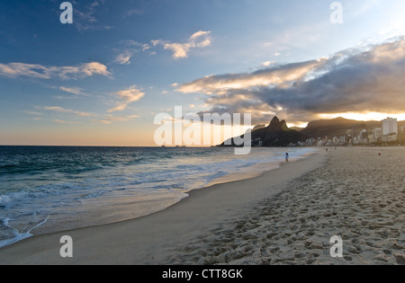 Tranquillo tramonto sulla spiaggia di Ipanema, Rio de Janeiro, Brasile. Foto Stock