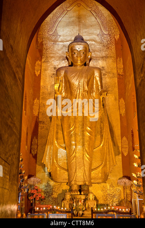 Myanmar Birmania. Bagan. Statua del Buddha, Tempio di Ananda, coperte in teak in foglia oro. Foto Stock