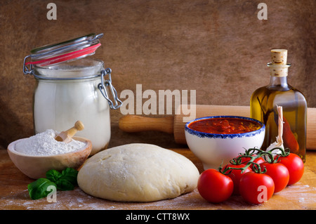 Pizza tradizionale impasto e gli ingredienti Foto Stock