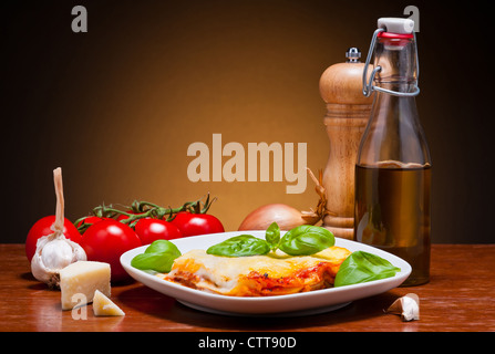 Ancora vita con le tradizionali lasagne fatte in casa e gli ingredienti Foto Stock