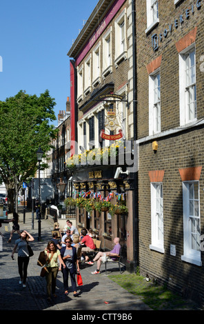 Femmina di turisti di passaggio il York pub su Upper Street, Islington, London, Regno Unito Foto Stock