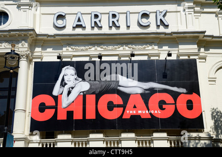 Poster pubblicitari il musical Chicago al di fuori il Garrick Theatre di Charing Cross Road, Londra, Regno Unito Foto Stock