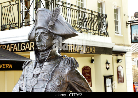 Una statua di Ammiraglio Nelson al di fuori della Trafalgar Tavern sul lungofiume di Greenwich, Londra. Foto Stock