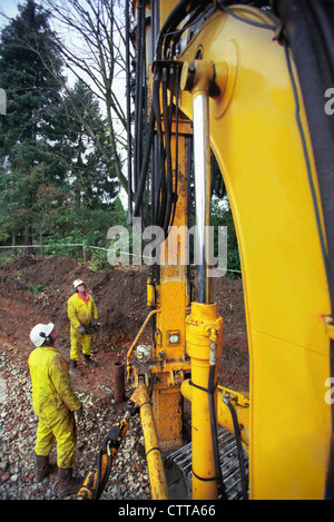 Ingegneria di fondazione. Stabilizzazione del suolo e conficcando pali in corso. Foto Stock