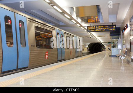 Aeroporto di Lisbona stazione della metropolitana ha aperto di recente nel luglio 2012 che collega l'aeroporto alla capitale Portoghese del mozzo principale Foto Stock