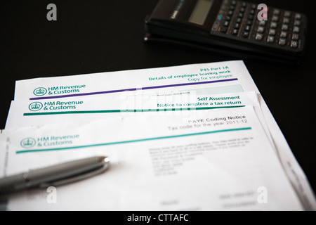 HMRC self assessment moduli fiscali con penna e calcolatrice Foto Stock