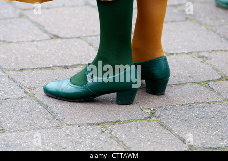 Femmina ballerino morris indossando scarpe di verde e di colori diversi calze Foto Stock