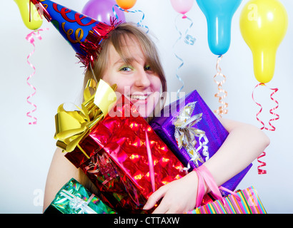 Compleanno. Felice attraente ragazza giovane con un mazzetto di doni Foto Stock