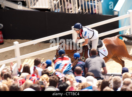 Team GB rider Zara Philips lascia la zona durante il cross country equitazione eventi alta unito a Londra 2012 Foto Stock