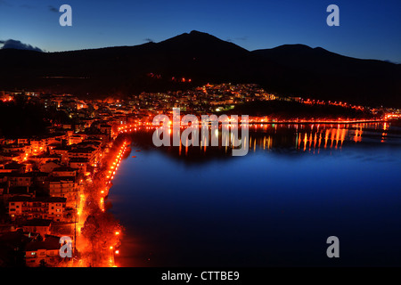 Vista panoramica di Kastoria città nel 'blu' ora, circondato da bellissima 'Orestias' o 'Orestiada lago". Foto Stock