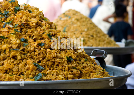 Ammucchiò miscela in un dolce locale shop - Mumbai, Maharashtra, India Foto Stock