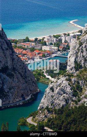 Omis città e fiume Cetina in Croazia Foto Stock