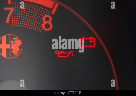 Strumento di auto sul pannello di avvertimento che mostra la batteria e olio luci di avvertimento Foto Stock
